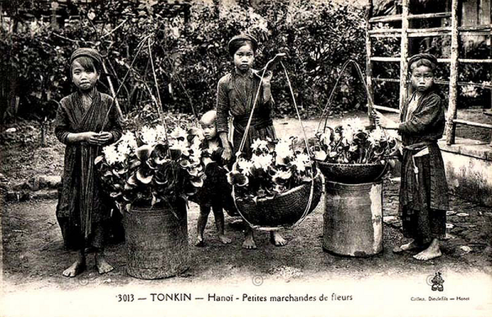 Những gánh hàng hoa trong một phiên chợ dịp Tết âm lịch.