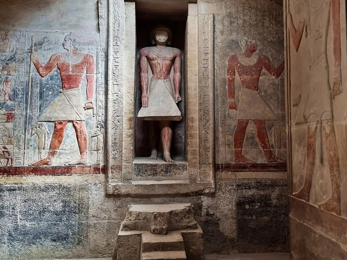 Theo các nhà nghiên cứu, ngoài pharaoh Pepy II, Tetinebefou có thể phụ trách việc chăm sóc sức khỏe của một hoặc vài nhà vua Ai Cập khác. Những vị vua này cai trị Ai Cập sau khi pharaoh Pepy II băng hà. Mặc dù ngôi mộ đã hơn 4.000 tuổi nhưng những bức tranh tường vẫn còn khá rực rỡ với những màu sắc nổi bật. Ảnh: Wikimedia Commons.