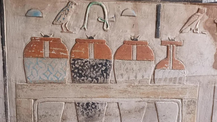 Mastaba là kiểu kiến trúc lăng mộ điển hình thời kỳ này, với đặc trưng hình chóp cụt, đế hình chữ nhật, mái phẳng cùng các bức tường bên dốc được xây dựng từ đá hoặc gạch bùn. Ảnh: Egyptian Ministry of Tourism and Antiquities.