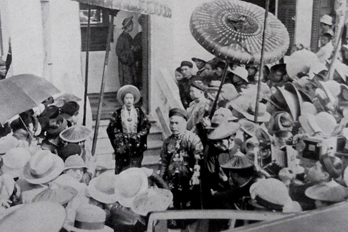 Nam Phương Hoàng hậu chuẩn bị tham gia "Tấn nội đình" (lễ nhập cung) năm 1934. Ảnh: L'Illustration.
