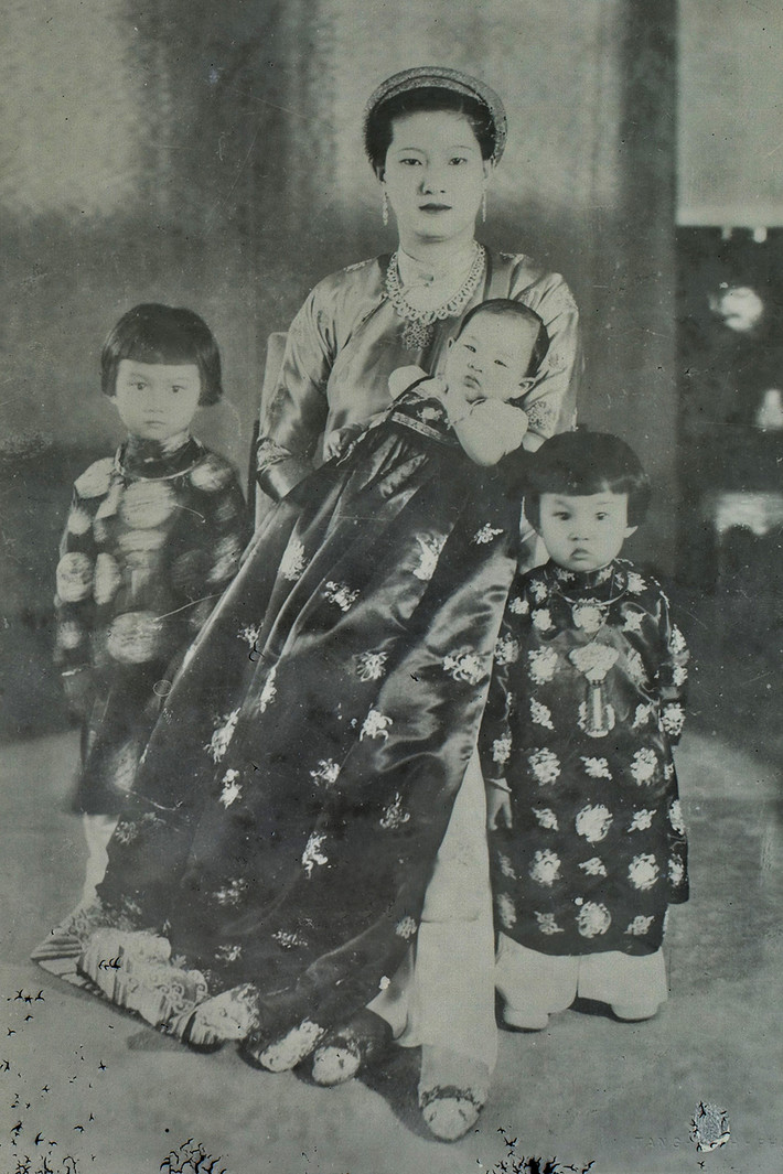Nam Phương Hoàng hậu bên các con. Bức ảnh được đăng trên tờ Indochine hebdomadaire illustré năm 1942.