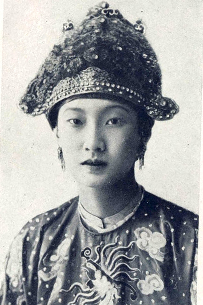 Hoàng hậu Nam Phương mặc triều phục năm 1939. Ảnh: Le Monde colonial illustré.