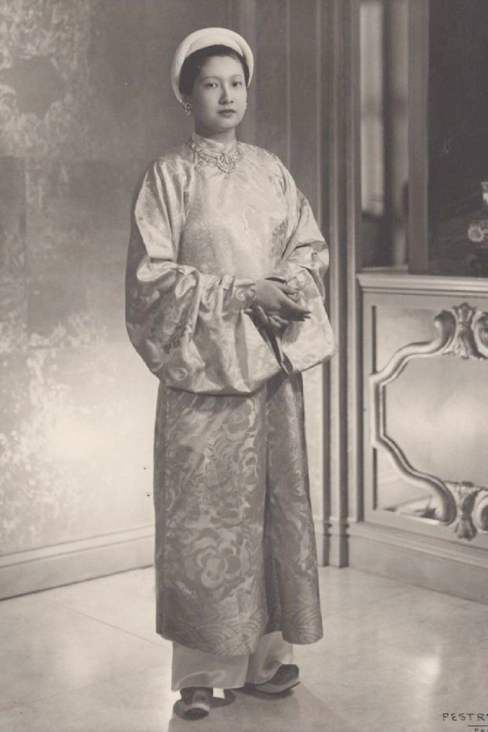 Nam Phương Hoàng hậu có vóc dáng cao, mảnh khảnh, thanh thoát. Bà thường diện trang phục thanh lịch, nhẹ nhàng nhưng vẫn toát lên vẻ đẹp quý phái, khí chất vương giả. Trong ảnh là Nam Phương Hoàng hậu mặc áo thụng. Ảnh: Pestre.