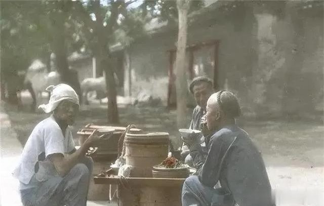 Một người bán hàng rong trên phố với món ăn hấp dẫn thực khách.