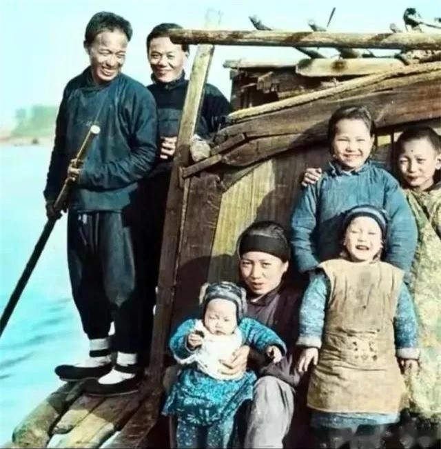 Một gia đình chụp ảnh trên thuyền trong chuyến đi chơi vào ngày đẹp trời.