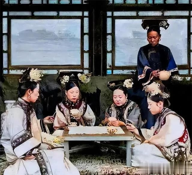 Một nhóm phi tần nhà Thanh chơi bài trong lúc rảnh rỗi.