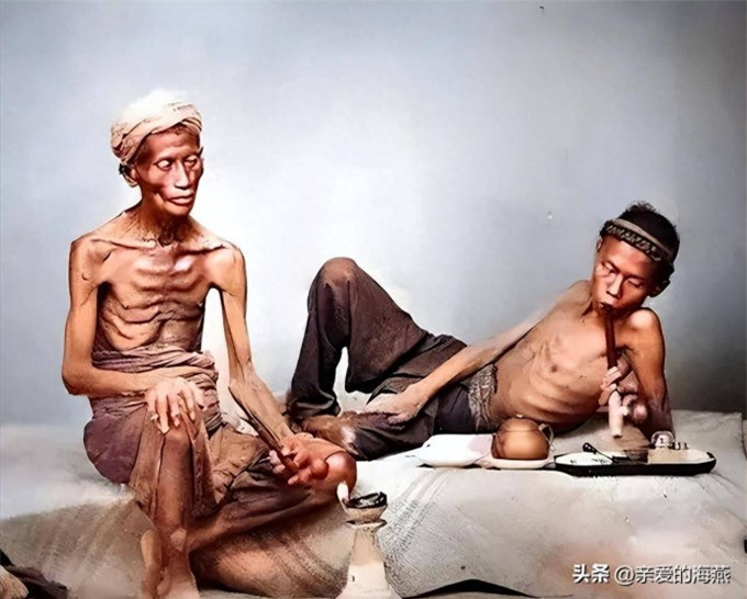 Nhiều bức ảnh hiếm thời nhà Thanh được lưu giữ tới ngày nay giúp công chúng có góc nhìn chân thực về cuộc sống của người dân Trung Quốc khi đó. Trong ảnh là hai nam giới với thân hình gầy gò cùng hút thuốc phiện.