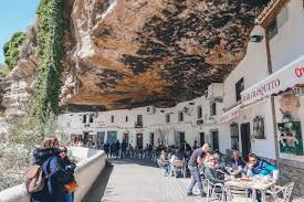 Setenil de las Bodegas - thị trấn "đá đè" ở Tây Ban Nha là một trong những địa điểm đặc biệt nhất thế giới. Tên gọi của thị trấn "Setenil de las Bodegas" vốn là tên một nhà máy rượu vang được xây dựng trong vùng.