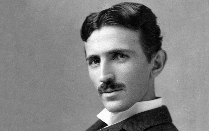 Nikola Tesla (10/7/1856 - 7/1/1943) là nhà phát minh, kỹ sư điện và kỹ sư cơ khí người Mỹ gốc Serbia nổi tiếng thế giới. Ông đã có nhiều phát minh quan trọng giúp thay đổi cuộc sống của nhân loại. Trong số này có nhiều sáng chế trong việc cải tiến các hệ thống tạo ra năng lượng điện, truyền tải dòng điện và lĩnh vực công nghệ vô tuyến.