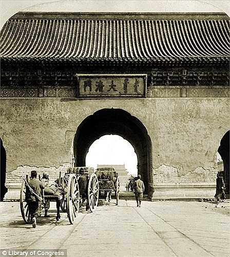 Những người lính hộ tống xe ngựa chở hàng đi qua cổng thành phía nam ở Bắc Kinh năm 1901.