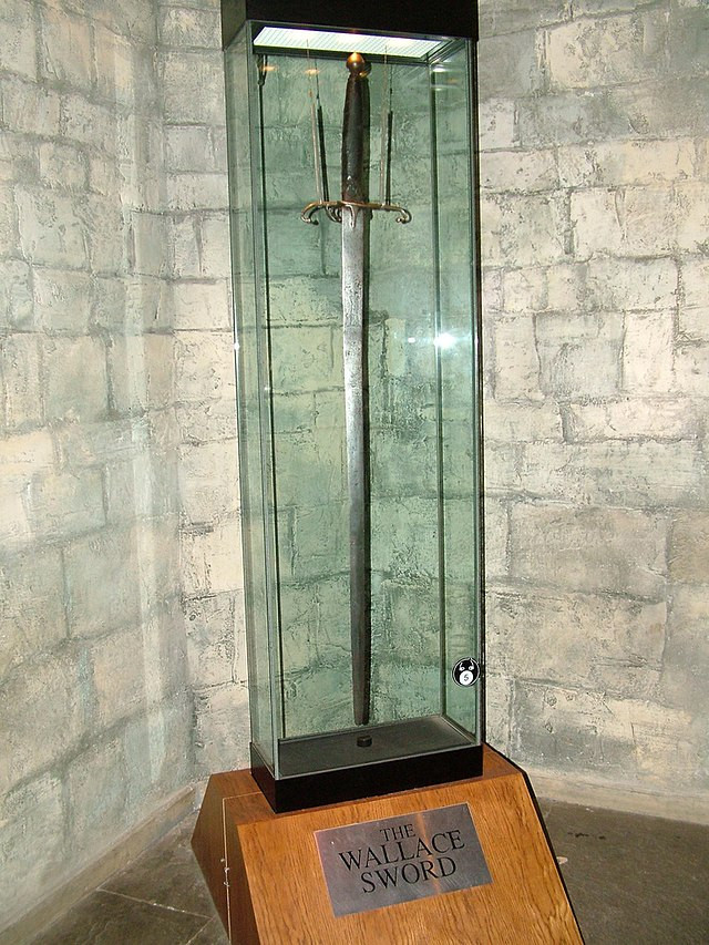 Thanh kiếm của hiệp sĩ lừng danh thế giới William Wallace gây chú ý với kích thước khủng khi dài tới 1,68m. Trong đó, lưỡi kiếm dài khoảng 1,32m và nặng 2,7 kg.