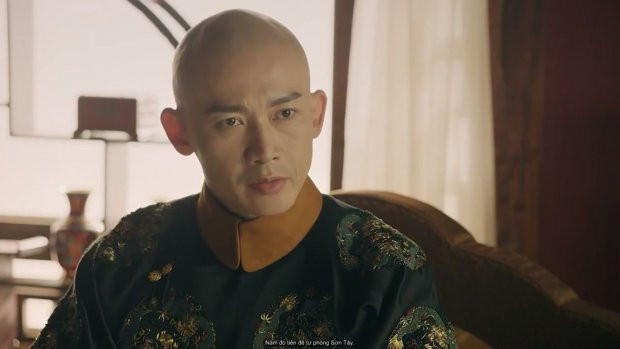 Khi bắt đầu cạo tóc cho hoàng đế, thợ cắt tóc phải tuân thủ các quy định khắt khe hơn bao gồm chỉ được cạo tóc bằng tay phải trong khi tay trái không được chạm vào bất kỳ vị trí nào trên cơ thể của bậc thiên tử.