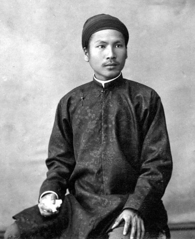 Thanh kiếm được đấu giá kèm một tờ giấy đỏ có dấu hoàng gia trang trí rồng vờn mây, bỏ trong một chiếc hộp tre. Bút tích trên tờ giấy được cho là của vua Hàm Nghi (trong ảnh), tạm dịch: "Theo lệnh của Hoàng đế An Nam, các đại thần hân hạnh gửi tới Ngài Brière de l'Isle, Tướng sư đoàn, Tổng tư lệnh Bảo hộ Pháp ở Bắc Kỳ, một thanh kiếm có cán ngà voi, hình đầu hổ, trang trí bằng bạc; cũng như hai chiếc ngà voi. Ngày 16 tháng 1 năm thứ nhất đời Hàm Nghi (2/3/1885)". Vào ngày 26/4, thanh kiếm sẽ được đấu giá với mức giá khởi điểm 3.000 - 3.500 euro (ước tính 82 - 93 triệu đồng).
