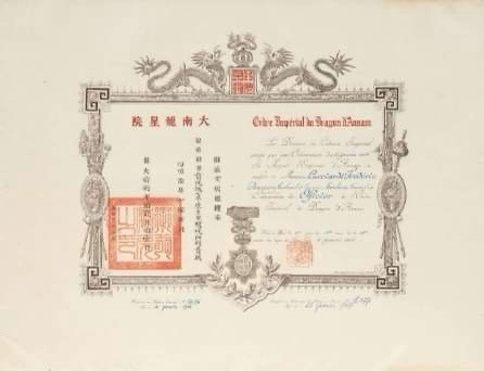 Ngoài ấn vàng "Hoàng đế chi bảo", hãng Millon tiếp tục đấu giá một số cổ vật từ thời Nguyễn từ ngày 27 - 31/10/2022 tại Paris. Các hiện vật được bán đấu giá bao gồm: Các huân chương, huy chương, phù hiệu, đồng tiền, chén vàng… của vua Minh Mạng, Duy Tân, Khải Định và Bảo Đại. Trong ảnh là Đại Nam Long huân chương.