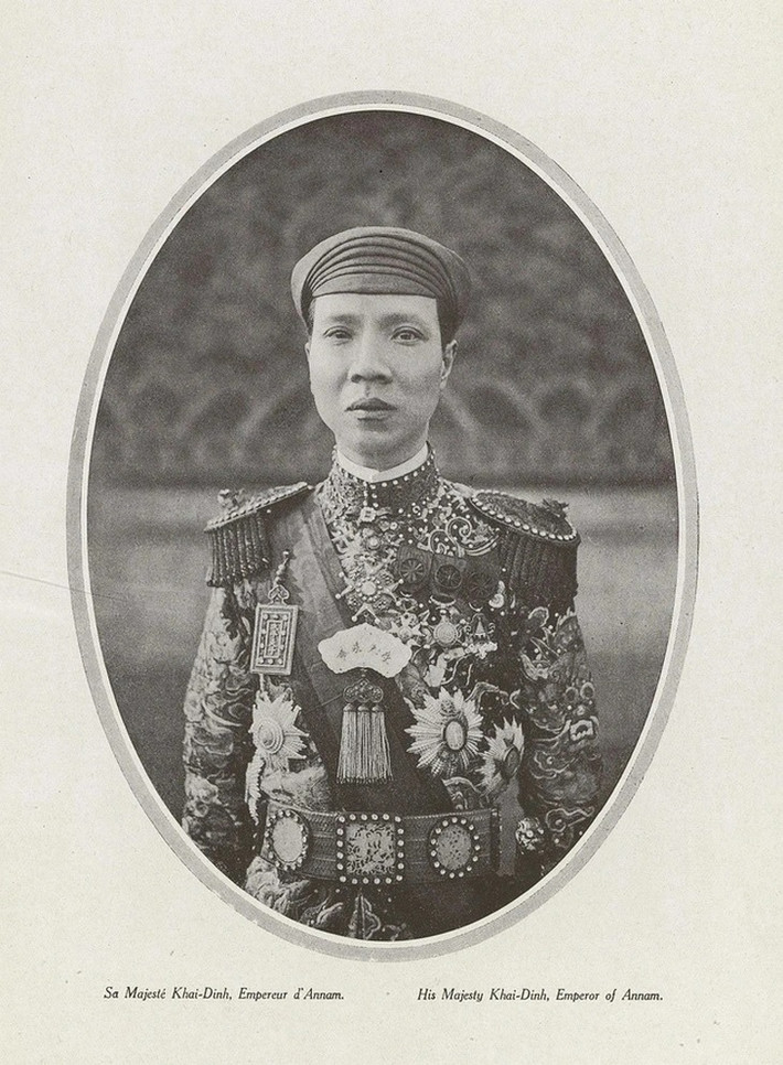 Theo thông tin từ Drouot, kim bài thường được vua Khải Định đeo trong những bức ảnh chụp chính thức, những dịp lễ lớn của triều đình. Giá khởi điểm cho bảo vật nhà Nguyễn này là 80.000 - 120.000 euro (2,1-3,2 tỷ đồng), cao nhất bộ sưu tập.