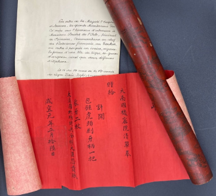 Thanh kiếm có chiều dài 97,5cm, lưỡi kiếm dài 70 cm, đế đơn giản làm bằng đồng thau viền bạc, chuôi bạc chạm khắc hình đầu hổ, trục xoay bằng ngà voi chạm khắc họa tiết hoa lá, phần đế bạc chạm khắc hình rồng. Phần bao kiếm làm bằng gỗ, sơn bóng đẹp mắt có trang trí hoa văn bằng khảm xà cừ.