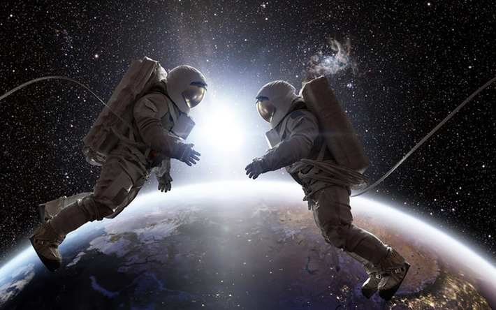 Về cách ngủ, NASA cho biết phi hành gia có thể ngủ ở bất kỳ tư thế nào khi ở trong không gian. Tuy nhiên, trên thực tế, họ phải cố định cơ thể bằng thứ gì đó để tránh trôi dạt không phương hướng hoặc va chạm với thứ gì đó cũng như người khác. Vậy nên, các phi hành gia trên ISS thường ngủ trong túi ngủ cá nhân.