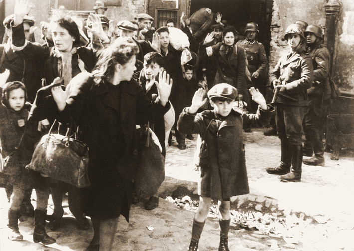 Một nhóm người Do Thái ở thành phố Warszawa, Ba Lan bị quân phát xít Đức bắt, đưa ra khỏi nơi trú ẩn. Sau đó, những người này bị đưa đến các trại tập trung. Theo ước tính, khoảng 6 triệu người Do Thái thiệt mạng trong thảm họa diệt chủng do Đức quốc xã tiến hành trong Chiến tranh thế giới 2.