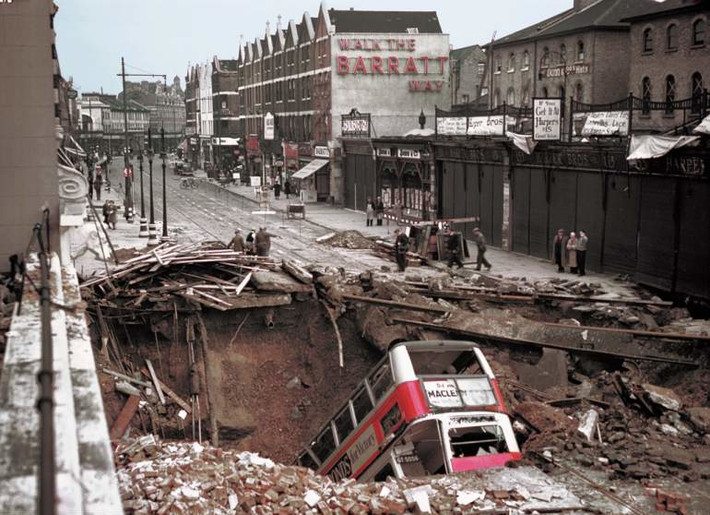 Một xe bus rơi xuống hố bom trên đường phố London năm 1940. Không quân Đức quốc xã đã sử dụng nhiều máy bay ném bom oanh tạc thủ đô London nước Anh suốt nhiều ngày đêm khiến nhiều công trình như đường xá, nhà cửa... bị phá hủy hoặc hư hại nghiêm trọng.