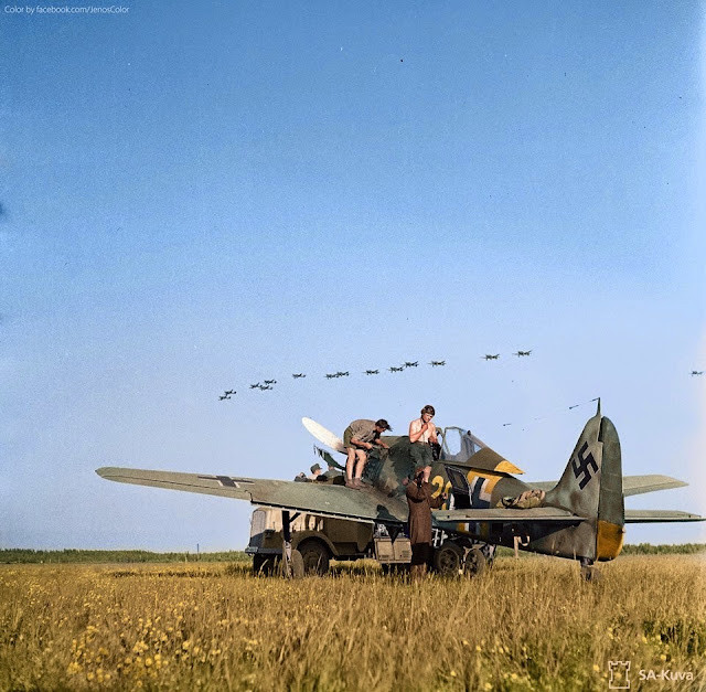Một nhóm binh sĩ sửa chữa máy bay ở một cánh đồng tại Phần Lan năm 1944.