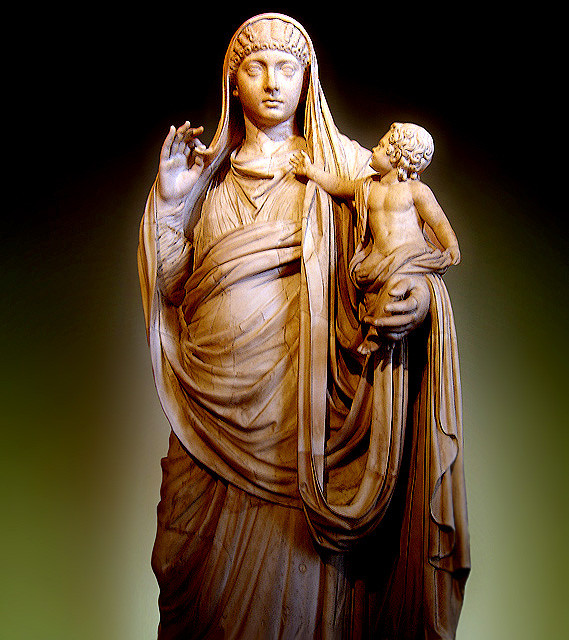 Khi ấy, hoàng đế Claudius gần 50 tuổi. Trong vòng 7 năm, hoàng hậu Valeria sinh cho chồng 2 người con gồm 1 gái, 1 trai. Mặc dù được hoàng đế Claudius yêu thương, chiều chuộng nhưng những điều này vẫn không khiến Valeria hài lòng.