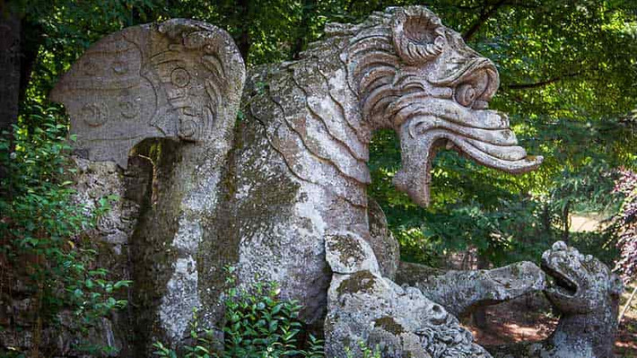Ông Orsini bỏ ra nhiều tiền bạc, công sức cũng như dồn tâm trí cho việc xây dựng khu vườn với sự hỗ trợ của kiến trúc sư nổi tiếng bấy giờ Pirro Lugorio.