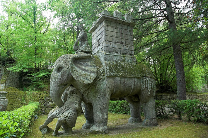 Bên trong khu vườn có nhiều bức tượng quái vật, các vị thần trong thần thoại... Những tác phẩm điêu khắc này được đặt rải rác khắp nơi.