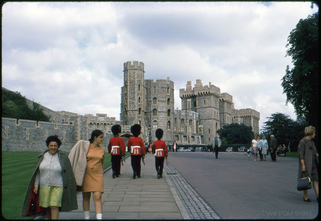 Nhiều người dân đi lại trên con đường phía trước lâu đài Windsor nổi tiếng nước Anh năm 1969. Lâu đài Windsor là công trình của Hoàng gia Anh trong nhiều thế hệ.