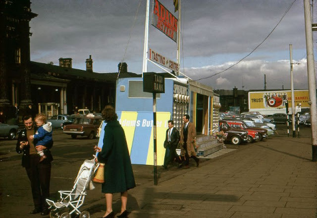 Khung cảnh bên ngoài ga xe lửa Huddersfield năm 1965.