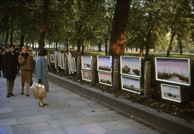 Nhiều người dân chiêm ngưỡng những bức tranh được trưng bày trong một công viên ở London, Anh năm 1965.