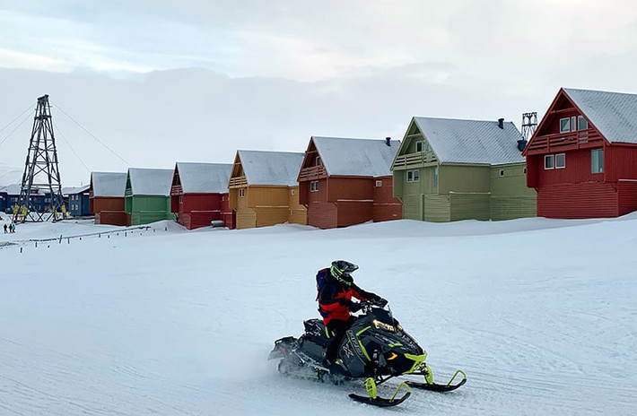 Khi tìm hiểu về thị trấn Longyearbyen, nhiều người không khỏi bất ngờ trước việc chính quyền địa phương áp dụng điều luật đặc biệt là cấm sinh, cấm tử.