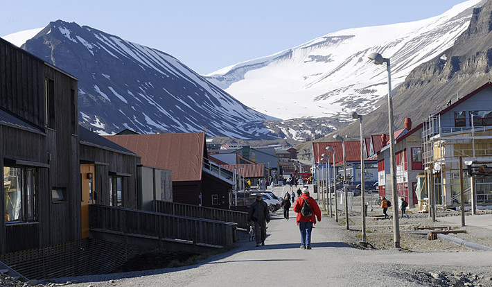 Không chỉ cấm chết, người dân ở thị trấn Longyearbyen không được phép sinh con. Nguyên do là bởi nơi đây không có các nhà hộ sinh do dân số ít. Để tránh bất kỳ rủi ro nào trong quá trình thai phụ chuyển dạ, giới chức trách đề nghị người mang thai nên đến thành phố hoặc thị trấn gần nhất có các bệnh viện lớn, nhà hộ sinh có đầy đủ trang thiết bị y tế để "mẹ tròn con vuông".