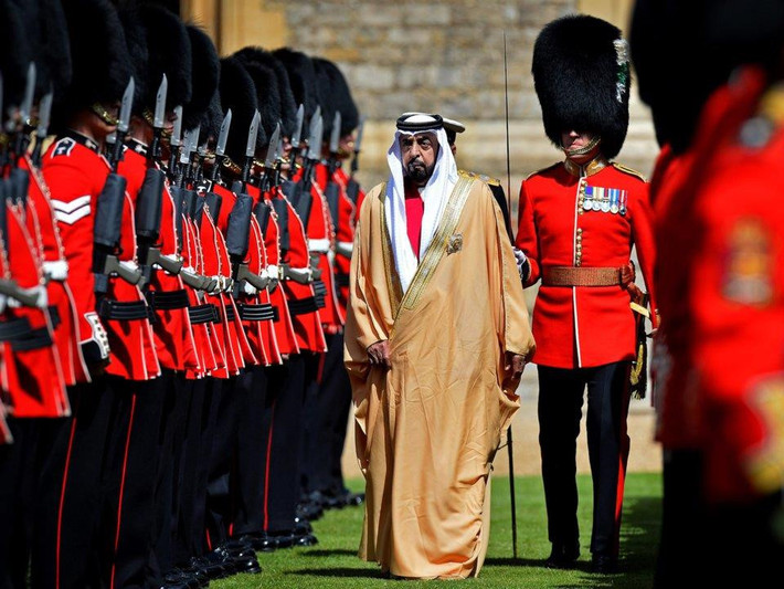 Tiểu vương Khalifa bin Zayed Al Nahyan (Abu Dhabi, UAE - 15 tỷ USD): Ông là Tiểu vương của Abu Dhabi đồng thời là Tổng thống UAE. Tài sản ông tích lũy được nhờ vào vị trí chủ tịch tại Quỹ Đầu tư Abu Dhabi. Quỹ này quản lý trữ lượng dầu khổng lồ của UAE. Ảnh: Getty.