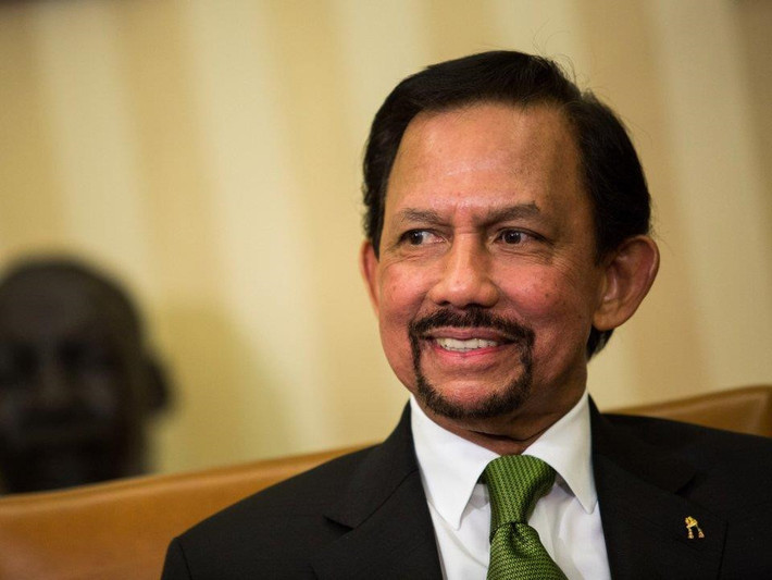 Vua Hassanal Bolkiah (Brunei - 20 tỷ USD): Vua Brunei kiếm được nhiều tiền nhờ ngành công nghiệp dầu khí. Ông sống tại cung điện lớn nhất thế giới và sở hữu bộ sưu tập hơn 600 chiếc xe Rolls-Royce. Ảnh: Getty.