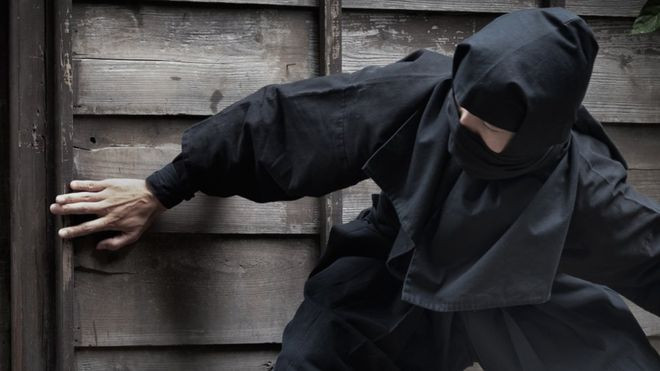 Song song với đó, Ninja học cách sử dụng nhiều loại vũ khí cũng như phương pháp ngụy trang hiệu quả khi di chuyển, đột nhập vào nơi ở của đối phương.