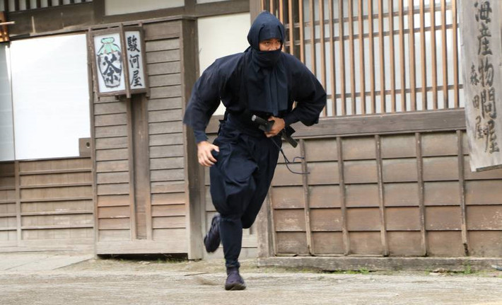 Khi ở gần kẻ thù, Ninja sẽ cố gắng nín thở, không phát ra bất cứ âm thanh nào dù là nhỏ nhất. Như vậy, Ninja sẽ có thể "tàng hình" trước mắt đối phương.