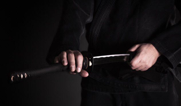 Khi làm nhiệm vụ, Ninja sử dụng trang phục ngụy trang phù hợp với không gian hoạt động.