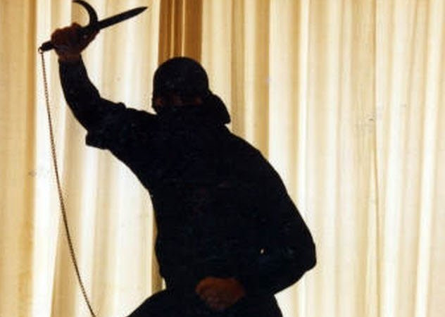 Thêm nữa, các Ninja sử dụng những đôi giày dép có trọng lượng nhẹ và khi di chuyển không phát ra âm thanh lớn.