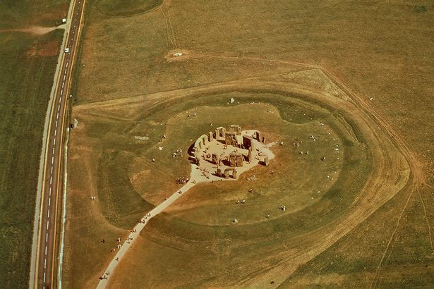 Kể từ khi thực hiện cuộc khai quật quanh bãi đá cổ Stonehenge kể từ những năm 1960, giới khảo cổ đã tìm thấy nhiều hiện vật giá trị hé lộ những manh mối giúp giải mã bí mật về kiến trúc cổ xưa này.
