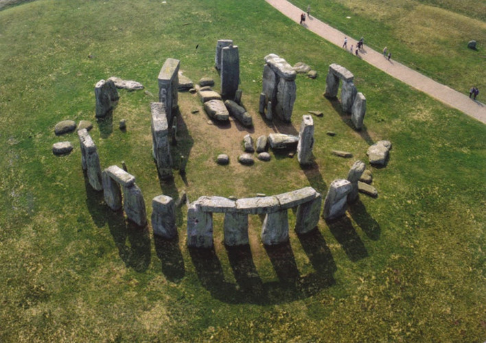 Các nhà sử học cũng cho rằng có thể người cổ đại chia quá trình xây dựng Stonehenge thành nhiều giai đoạn.