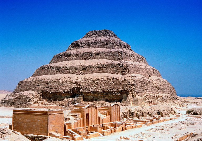 Kim tự tháp cổ nhất của Ai Cập được cho là kim tự tháp Djoser. Kiến trúc kỳ vĩ này được xây dựng vào thế kỷ 27 trước Công nguyên.