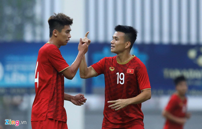 Phút 11 trong trận đấu tập với U18 Việt Nam ngày 10/7, tuyển thủ U23 Nguyễn Trần Việt Cường (áo số 14) bật cao đánh đầu tung lưới đội đàn em. Pha lập công của anh giúp U23 Việt Nam khép lại đợt tập trung 3 ngày với chiến thắng 1-0. Cũng nhờ khoảnh khắc này, Việt Cường được truyền thông chú ý và xuất hiện trên một số diễn đàn dành cho fan bóng đá.