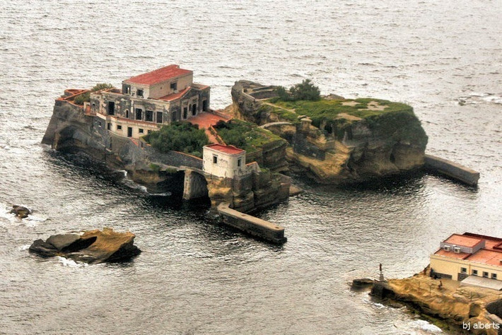 Nằm trong vịnh Naples, Italy, Gaiola được biết đến là hòn đảo bị "nguyền rủa" khi gắn liền với những câu chuyện bi thảm của hàng loạt chủ nhân sở hữu nơi này.