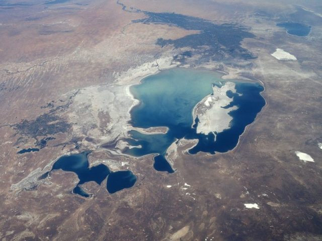 Đảo Vozrozhdeniya nằm ở vùng biển nằm giữa Uzbekistan và Kazakhstan. Sở dĩ Liên Xô chọn nơi này vì Vozrozhdeniya nằm cô lập giữa biển, không có tên trên bản đồ nên tránh được những con mắt dòm ngó của phương Tây.