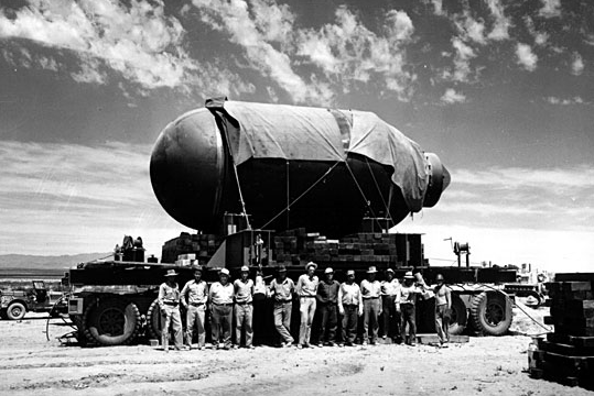 Vào ngày 28/12/1942, Tổng thống Mỹ Franklin D. Roosevelt thành lập Manhattan Project. Đây là dự án chế tạo bom hạt nhân nổi tiếng của Mỹ với nguồn kinh phí lên đến hơn 2 tỷ USD.