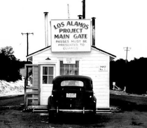 Ba thành phố bí mật gồm: Oak Ridge ở bang Tennessee, Los Alamos ở bang New Mexico và Hanford/Richland ở bang Washington. Những nơi này không hề có tên trên bản đồ và đều là một phần của dự án Manhattan.