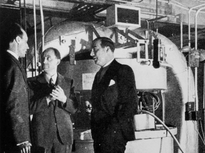 Sau khi sang tới Mỹ, Albert Einstein đề nghị Mỹ hỗ trợ công cuộc nghiên cứu phân tách hạt nhân của uranium. Đây là một trong số những lý do Mỹ thực hiện Manhattan Project.