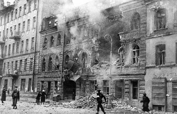 Quân và dân Liên Xô ở Leningrad sống trong cảnh thiếu thốn lương thực, thực phẩm, thuốc men... vì phát xít bao vây thành phố và chặn nhiều tuyến đường tiếp tế.