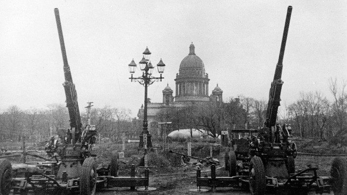 Để buộc binh sĩ Liên Xô và người dân Leningrad đầu hàng, quân phát xít Đức đã dội bom, nã đạn kinh hoàng vào các mục tiêu quân sự lẫn dân sự ở thành phố này.