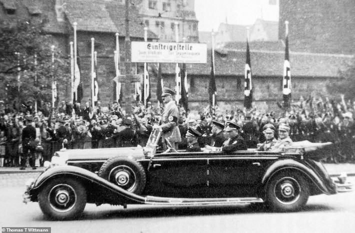 Trước khi Hitler cùng vợ tự sát trong hầm ngầm ở Berlin ngày 30/4/1945, nhà độc tài phát xít Đức ra lệnh cho tài xế Kempka chuẩn bị 200 lít xăng.